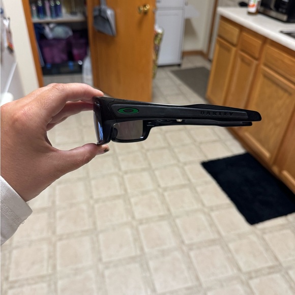 Oakley Men's Sunglasses with Black Frame and Green Lenses - Picture 2 of 9